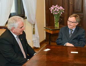 Ambassador of Panama visits JU