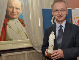 Prof. Jacek Popiel awarded with the Prix Jean-Paul II Europe Chrétienne award