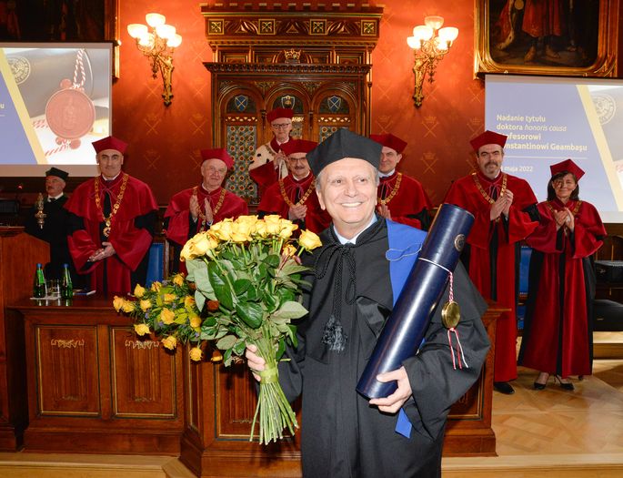 JU honours eminent Polish studies scholar from Romania